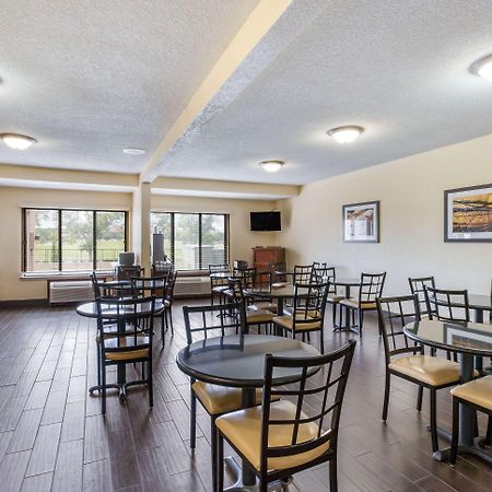 Quality Inn & Suites Lawrence - University Area Екстериор снимка