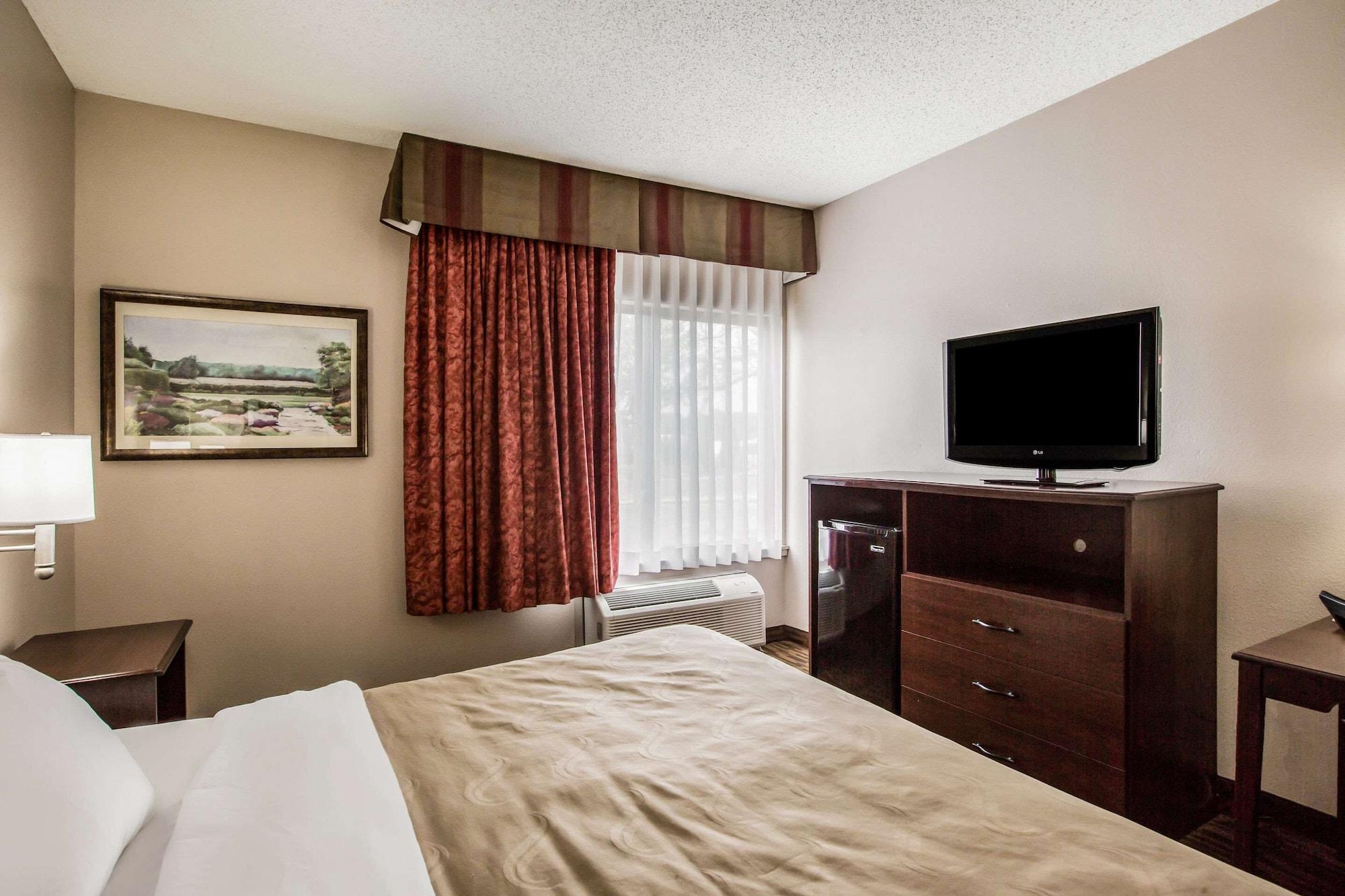 Quality Inn & Suites Lawrence - University Area Екстериор снимка