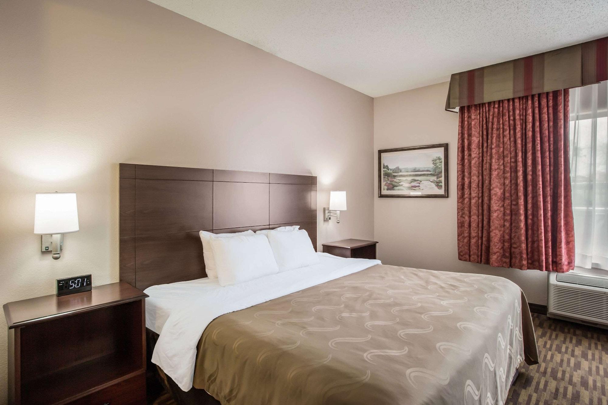 Quality Inn & Suites Lawrence - University Area Екстериор снимка
