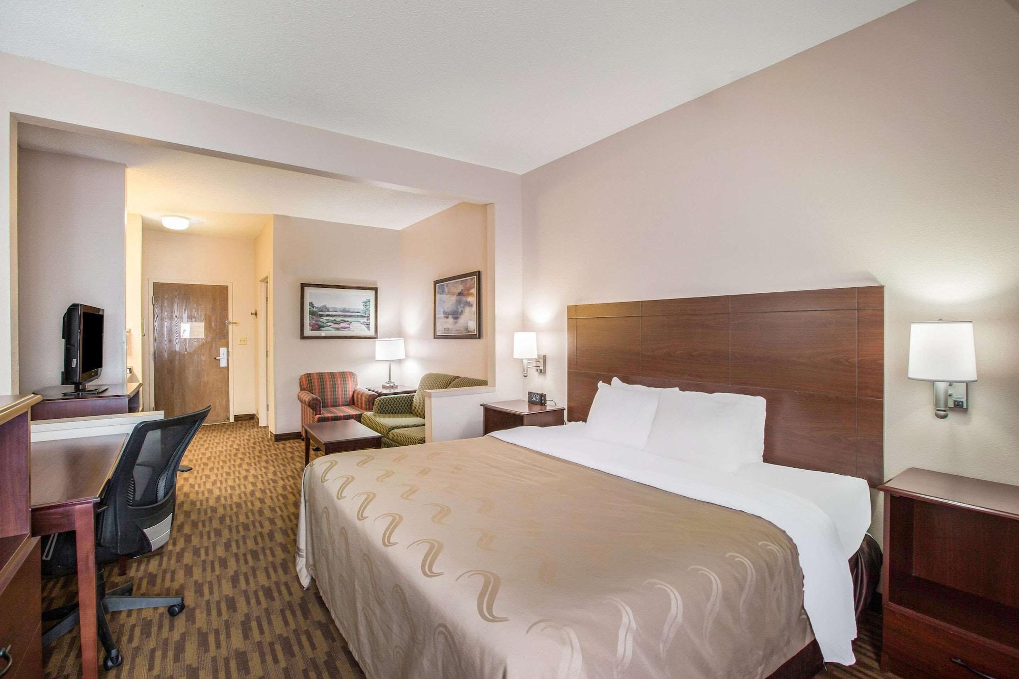Quality Inn & Suites Lawrence - University Area Екстериор снимка