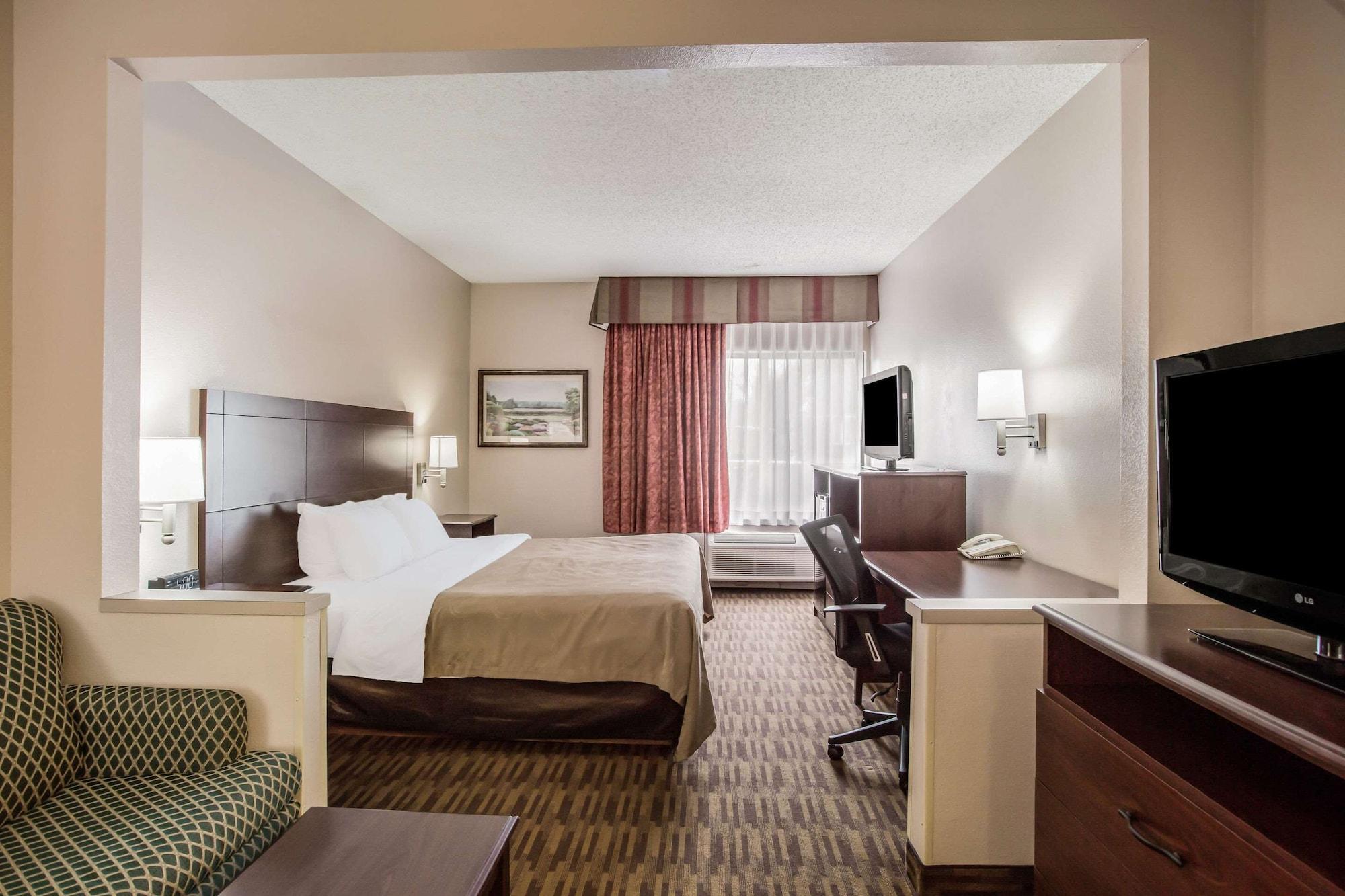 Quality Inn & Suites Lawrence - University Area Екстериор снимка