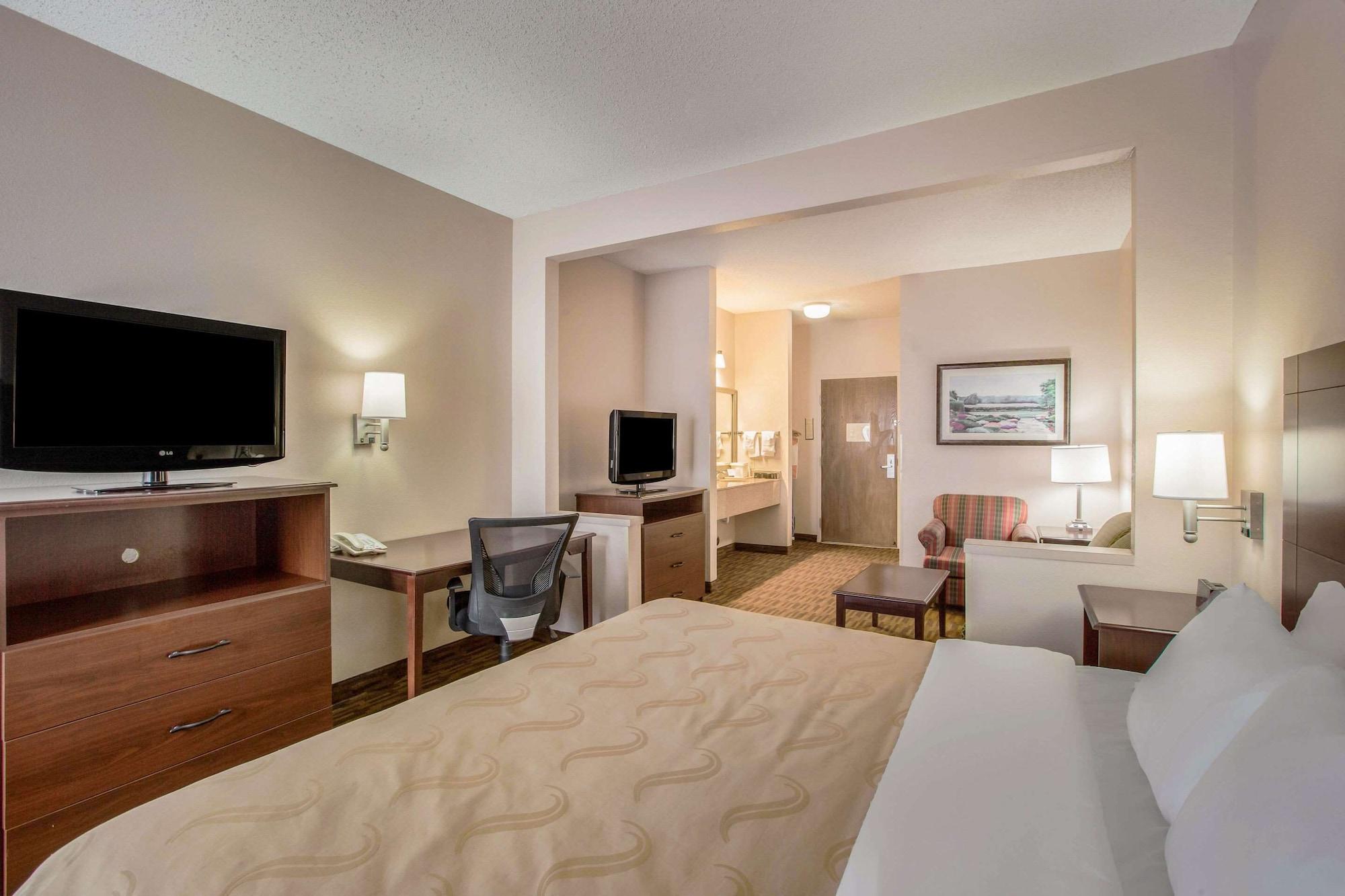 Quality Inn & Suites Lawrence - University Area Екстериор снимка