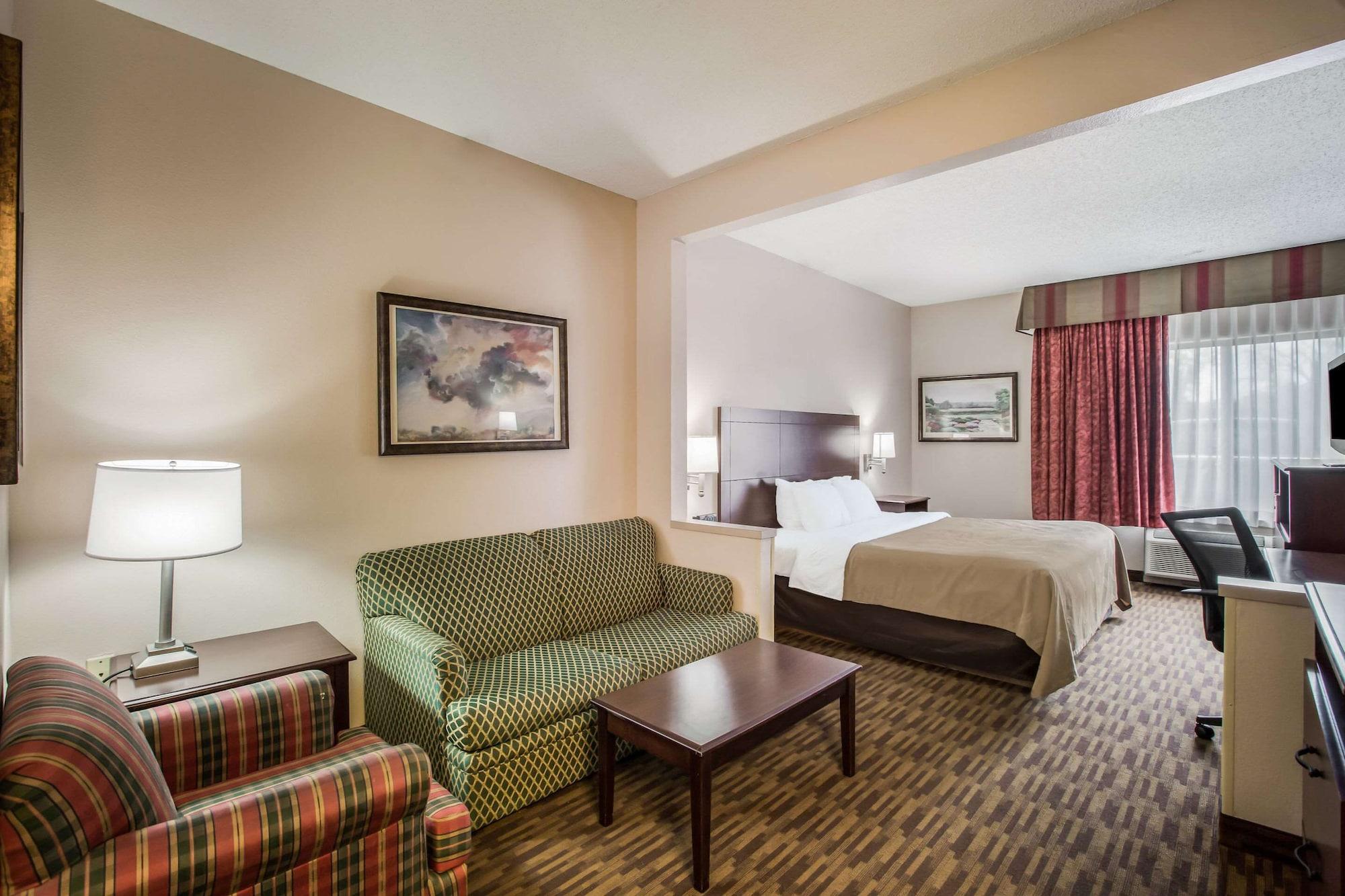 Quality Inn & Suites Lawrence - University Area Екстериор снимка