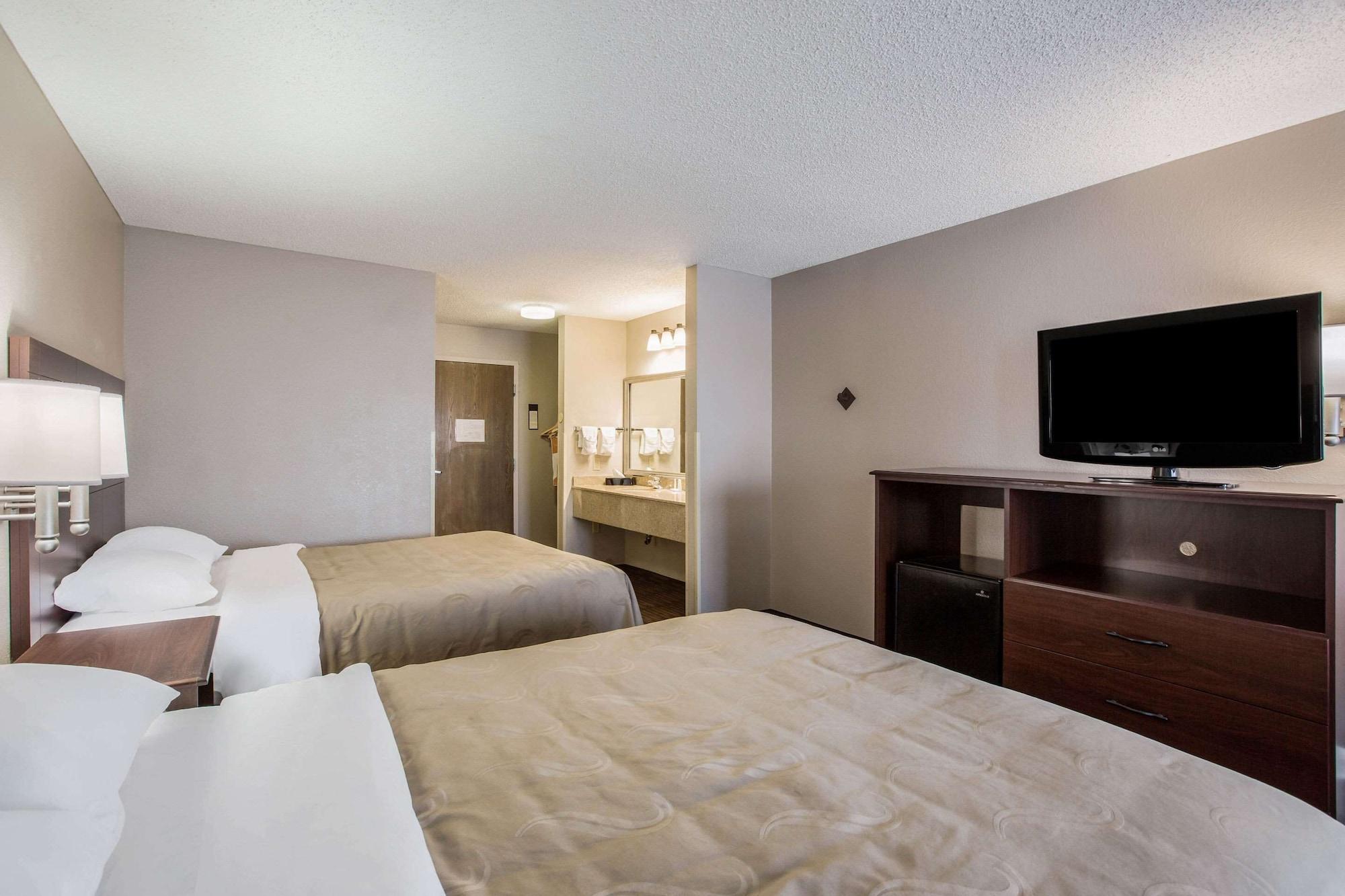 Quality Inn & Suites Lawrence - University Area Екстериор снимка