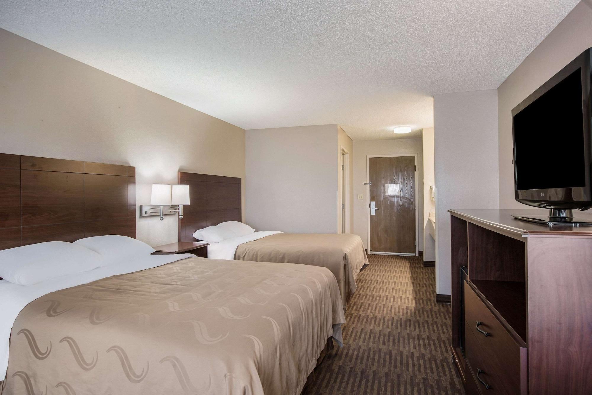 Quality Inn & Suites Lawrence - University Area Екстериор снимка
