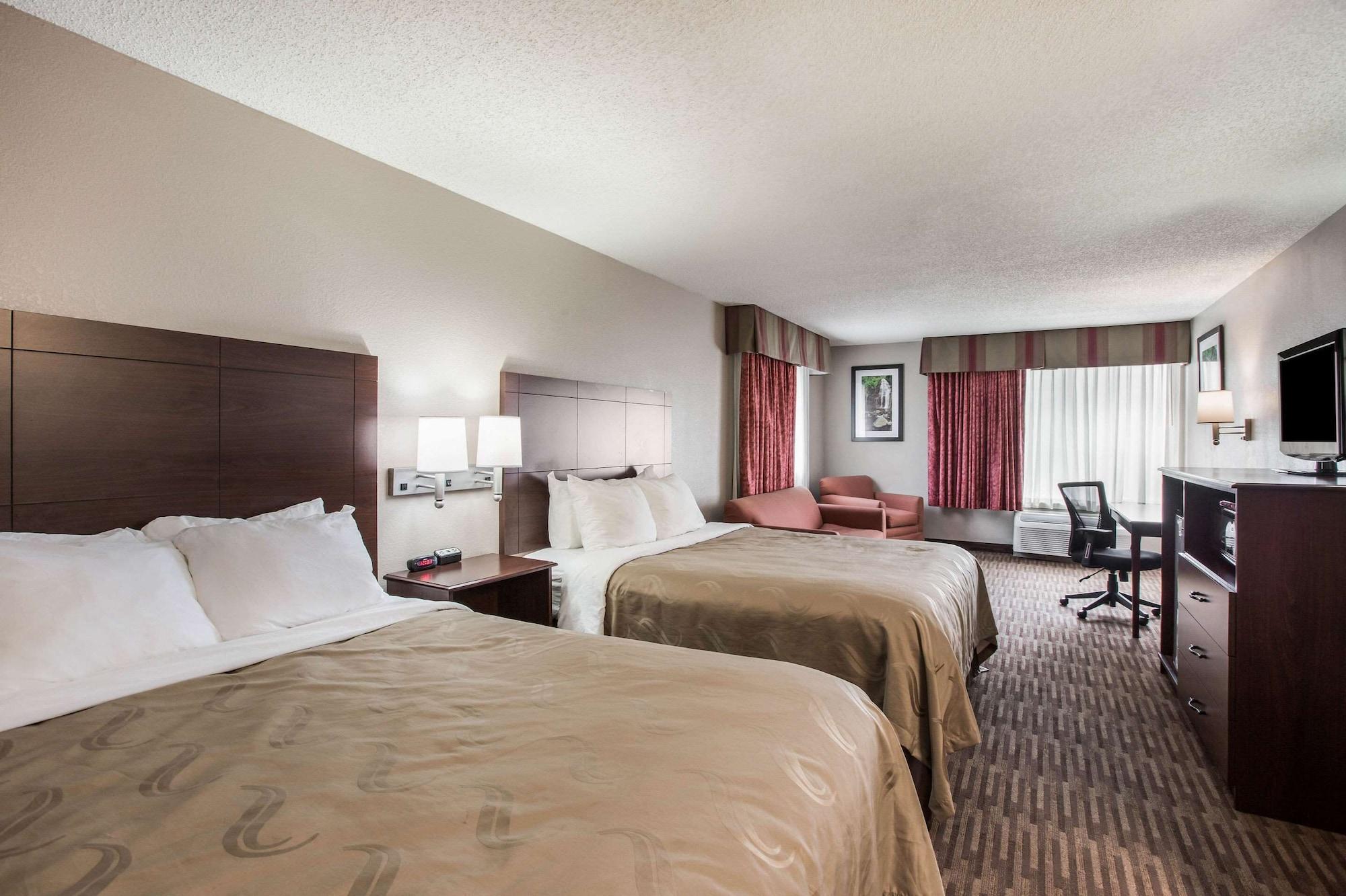 Quality Inn & Suites Lawrence - University Area Екстериор снимка