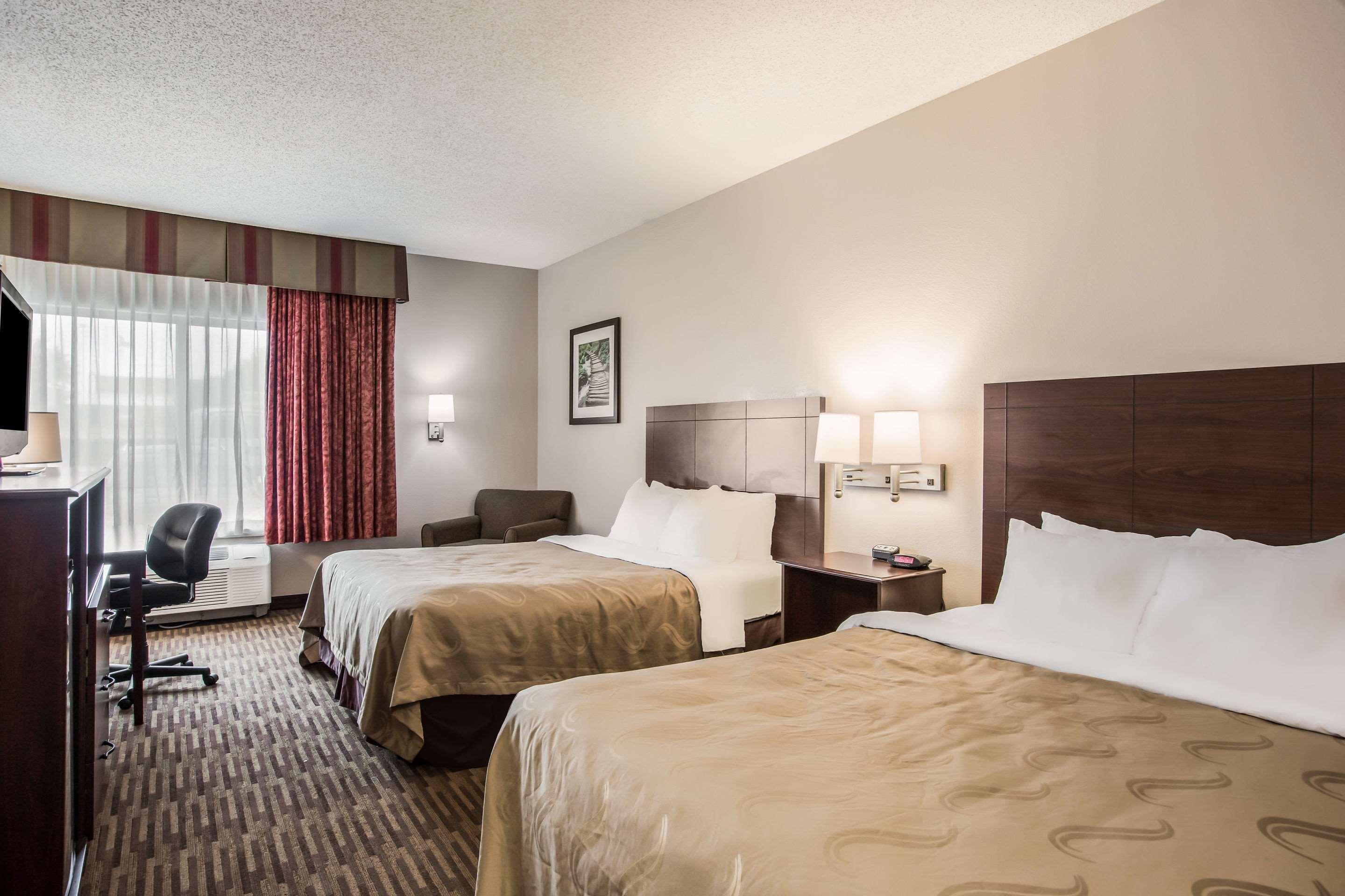Quality Inn & Suites Lawrence - University Area Екстериор снимка