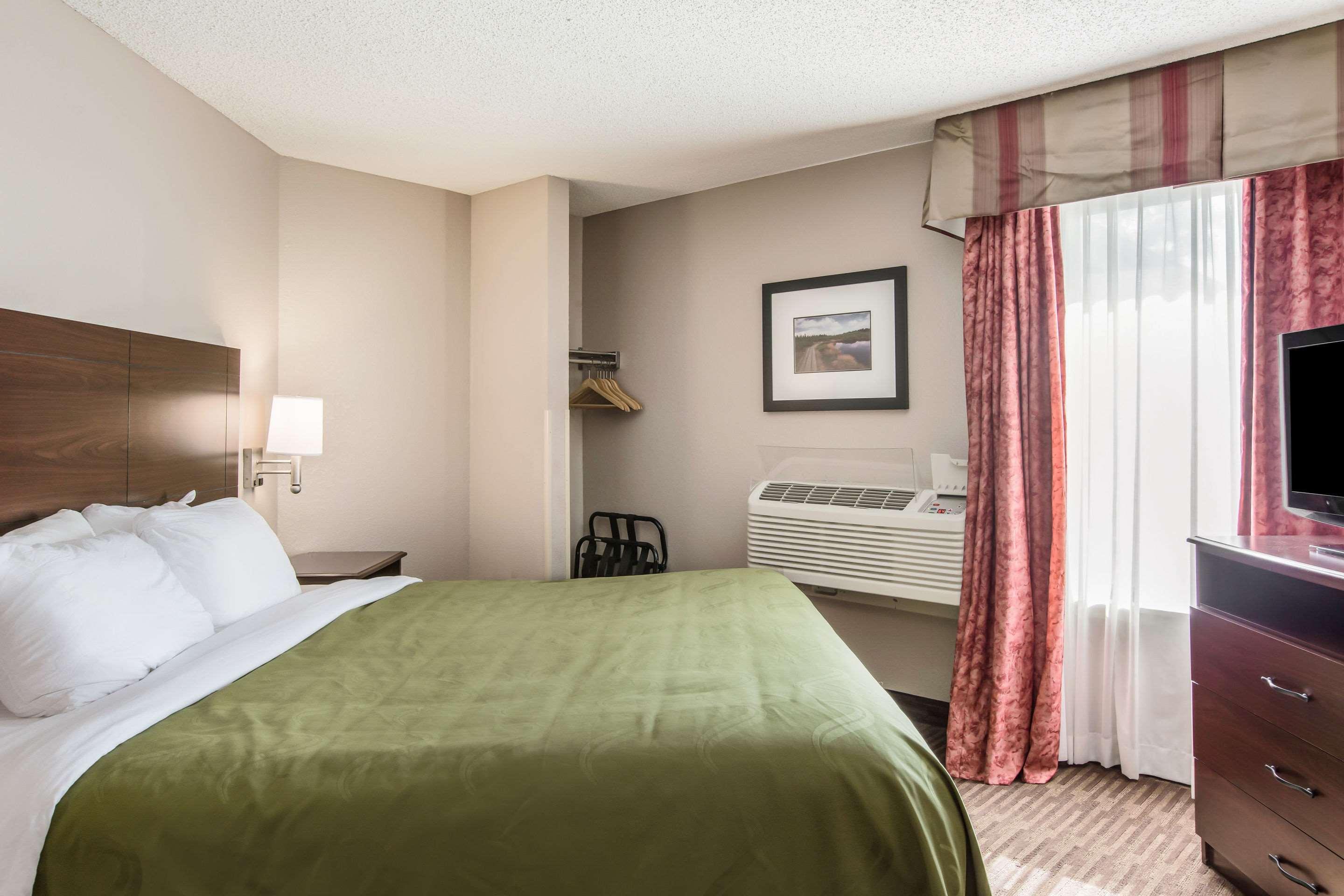 Quality Inn & Suites Lawrence - University Area Екстериор снимка