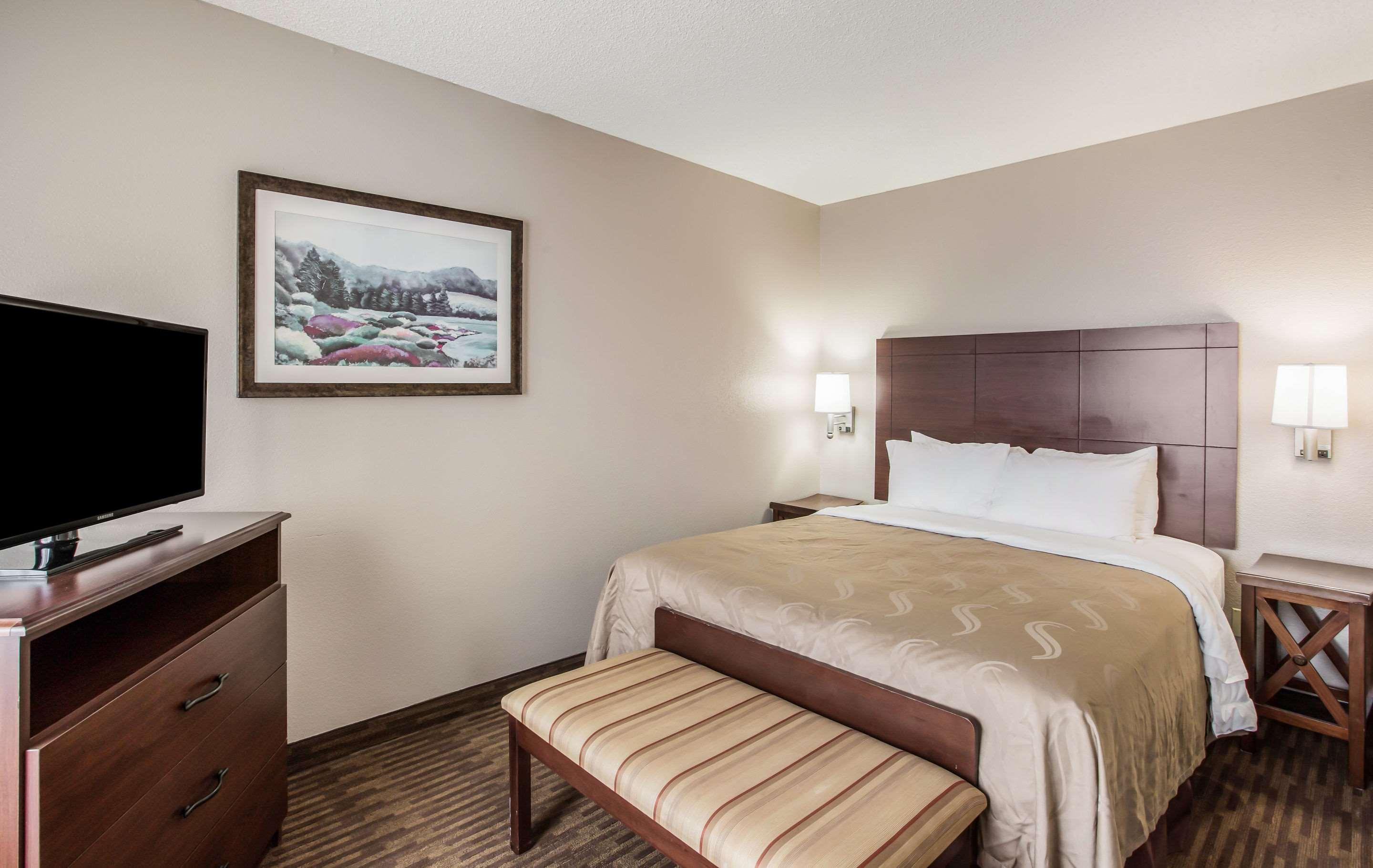 Quality Inn & Suites Lawrence - University Area Екстериор снимка