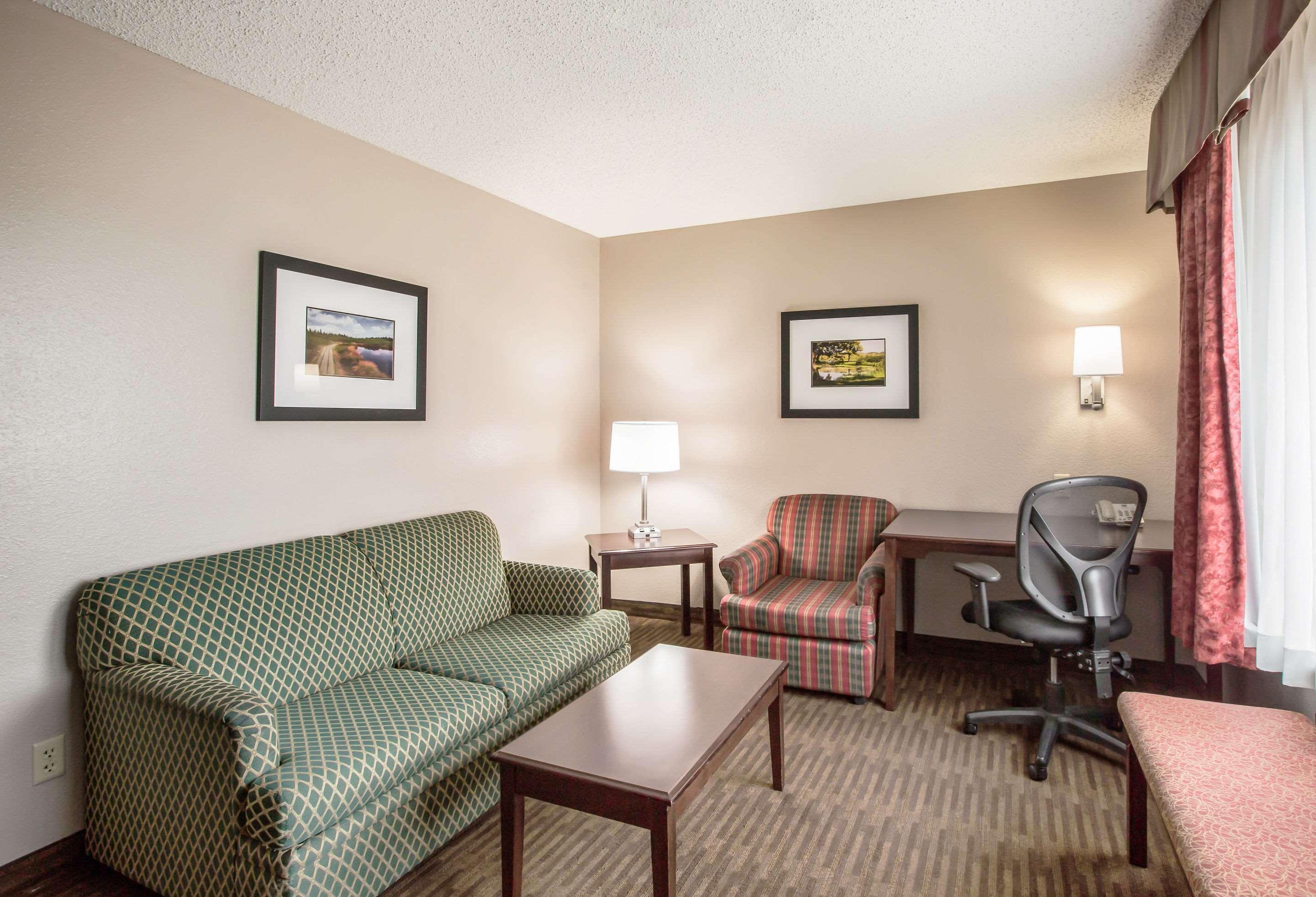 Quality Inn & Suites Lawrence - University Area Екстериор снимка