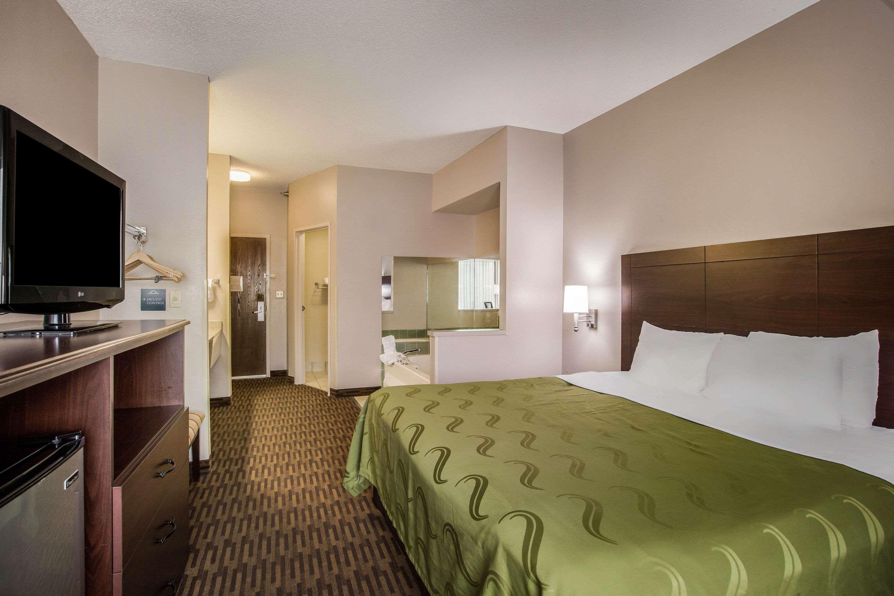 Quality Inn & Suites Lawrence - University Area Екстериор снимка