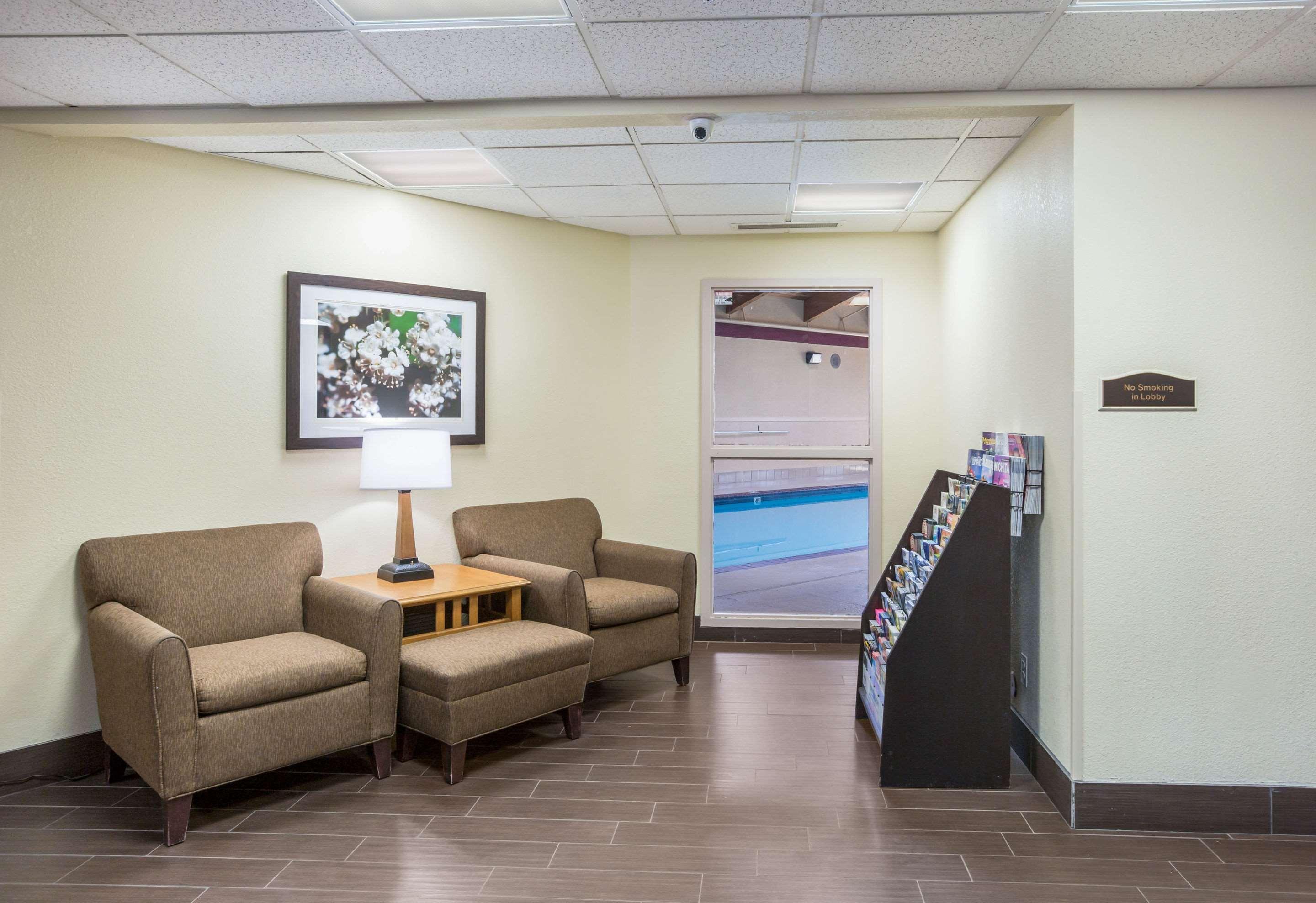 Quality Inn & Suites Lawrence - University Area Екстериор снимка