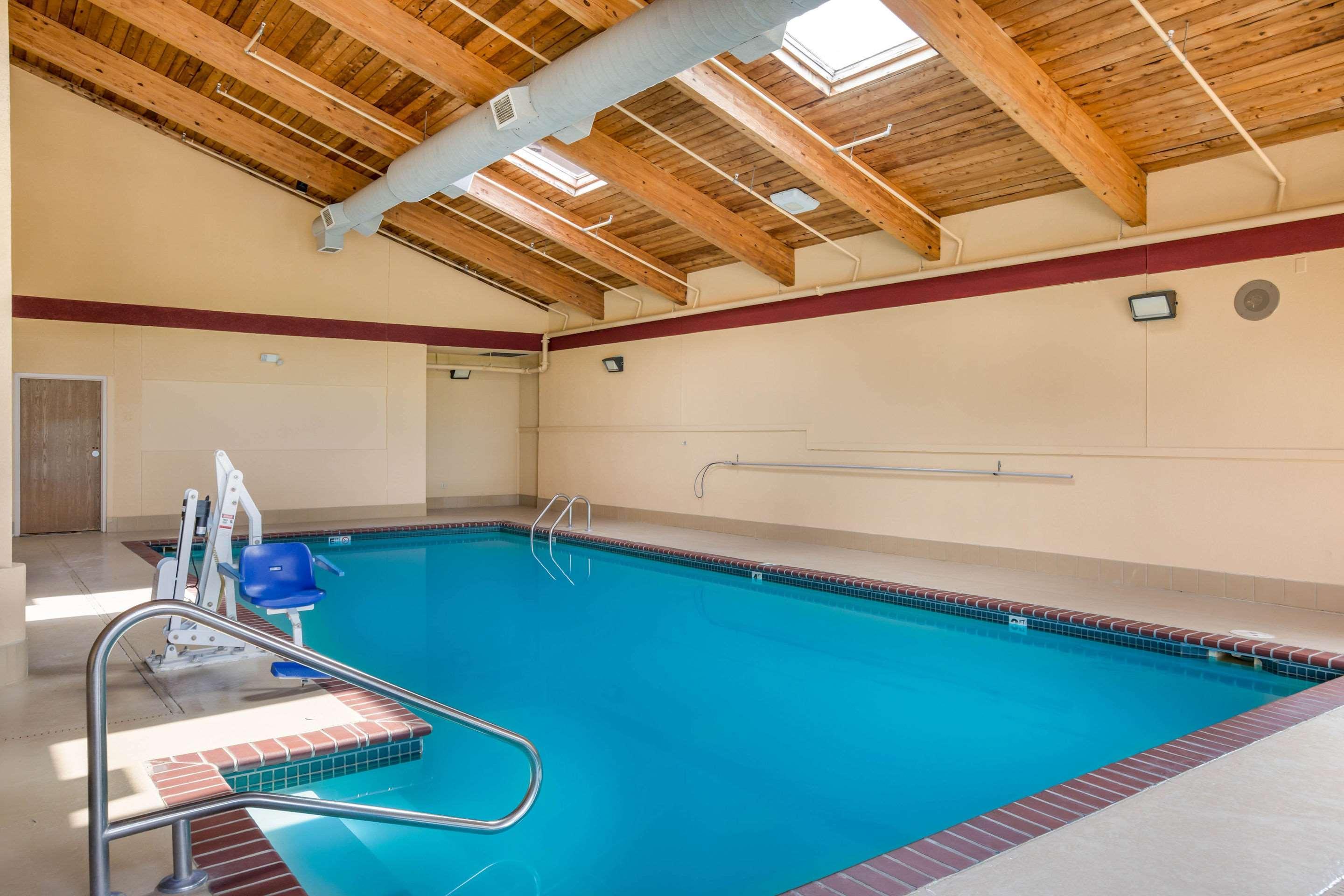 Quality Inn & Suites Lawrence - University Area Екстериор снимка