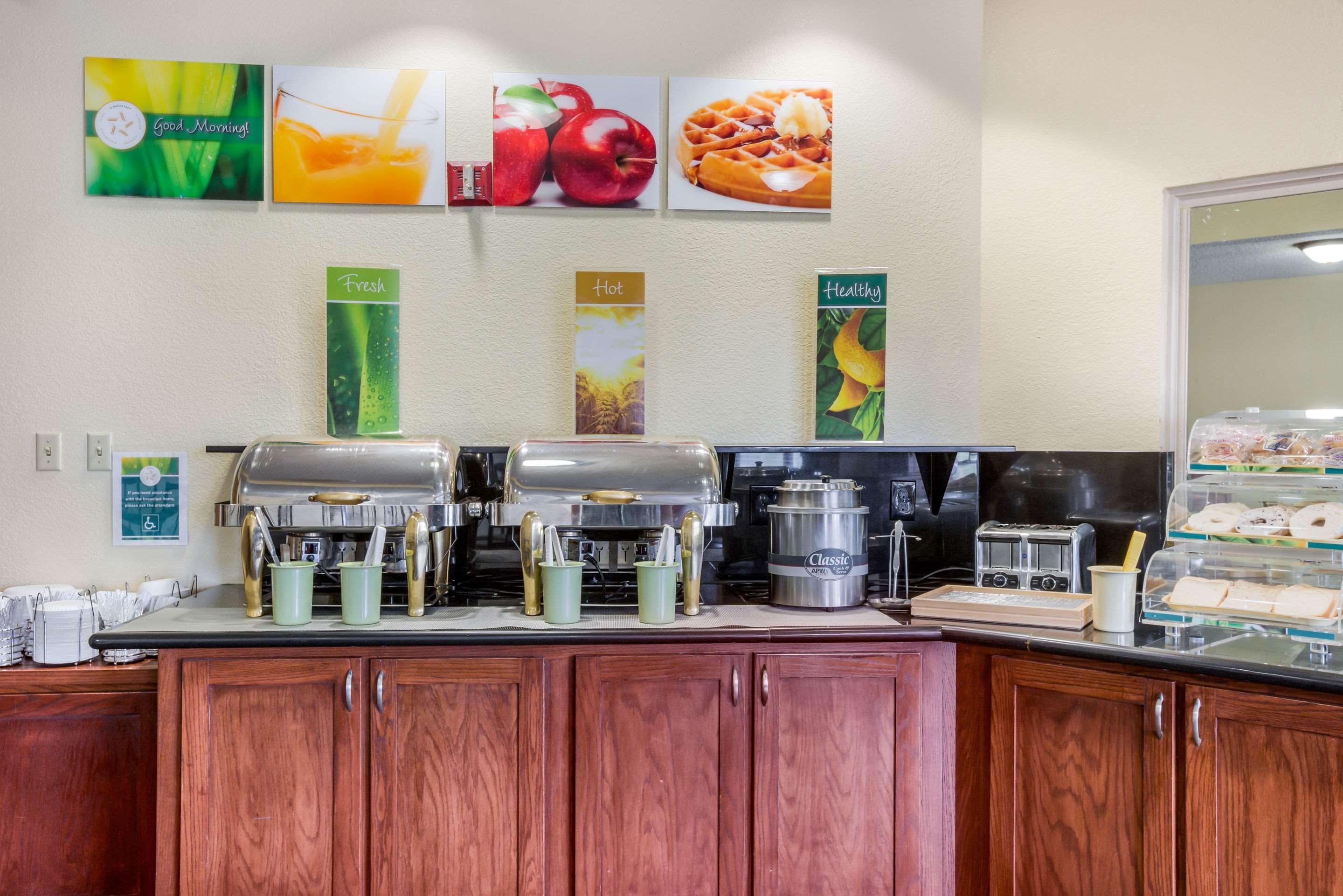 Quality Inn & Suites Lawrence - University Area Екстериор снимка