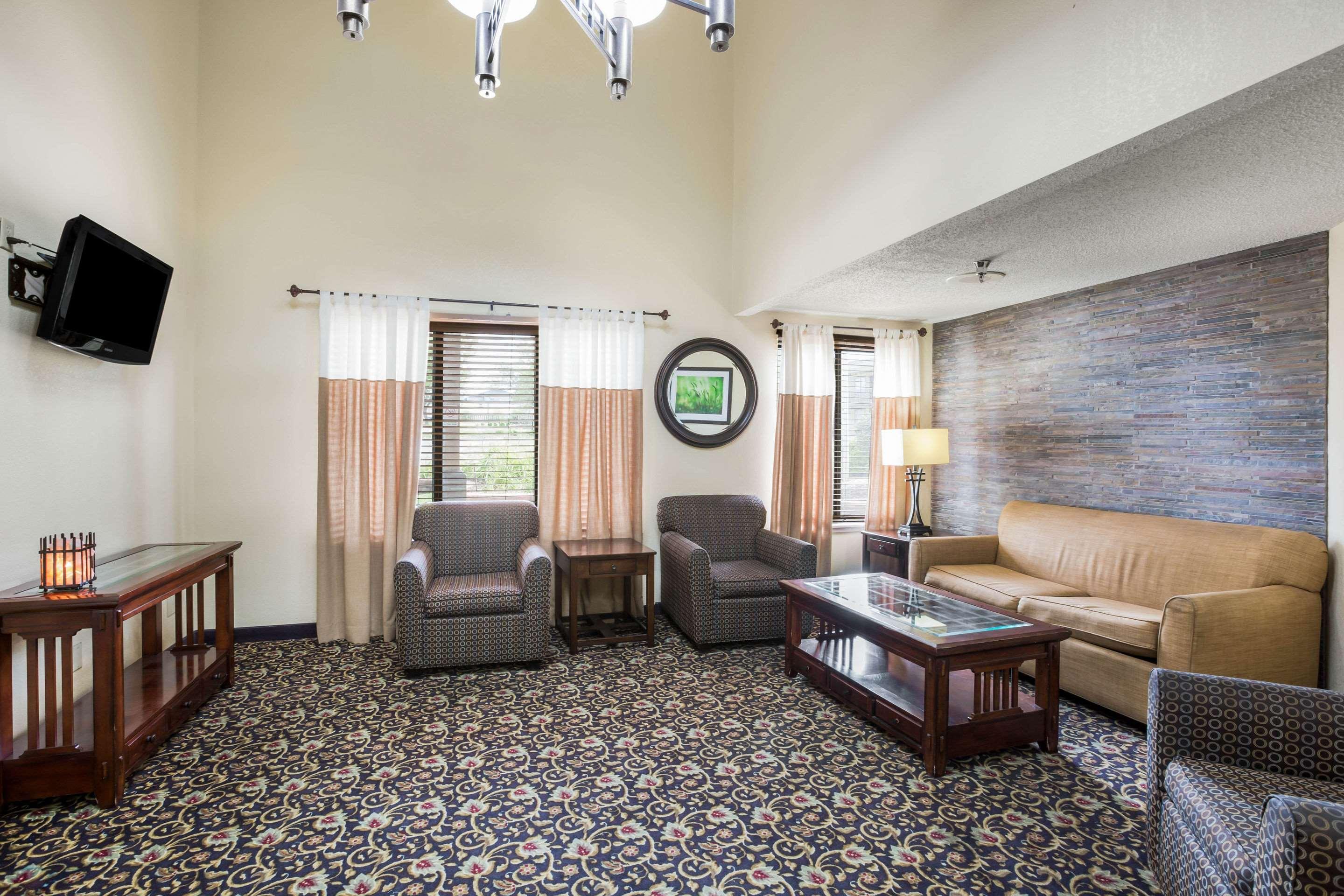 Quality Inn & Suites Lawrence - University Area Екстериор снимка