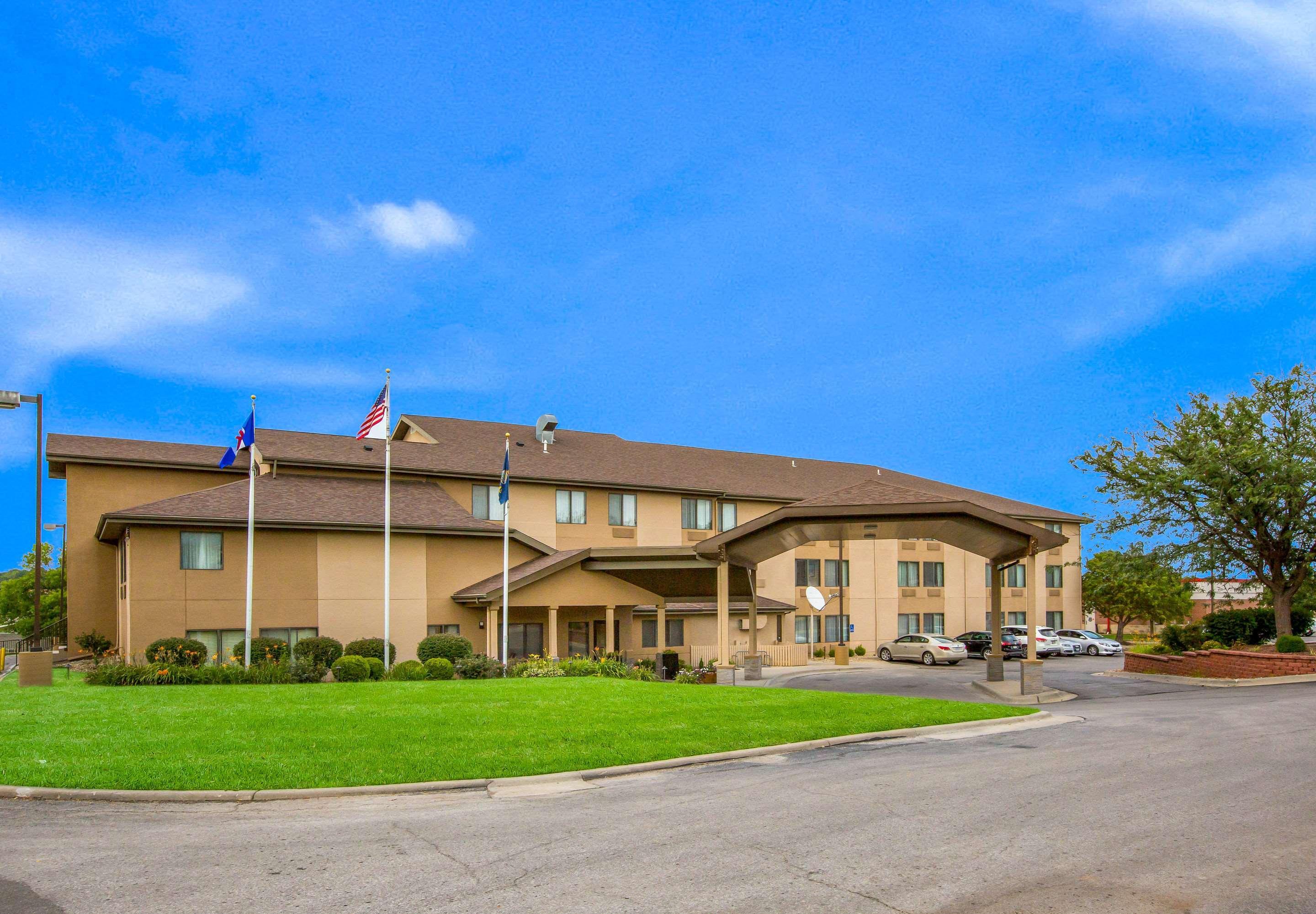 Quality Inn & Suites Lawrence - University Area Екстериор снимка