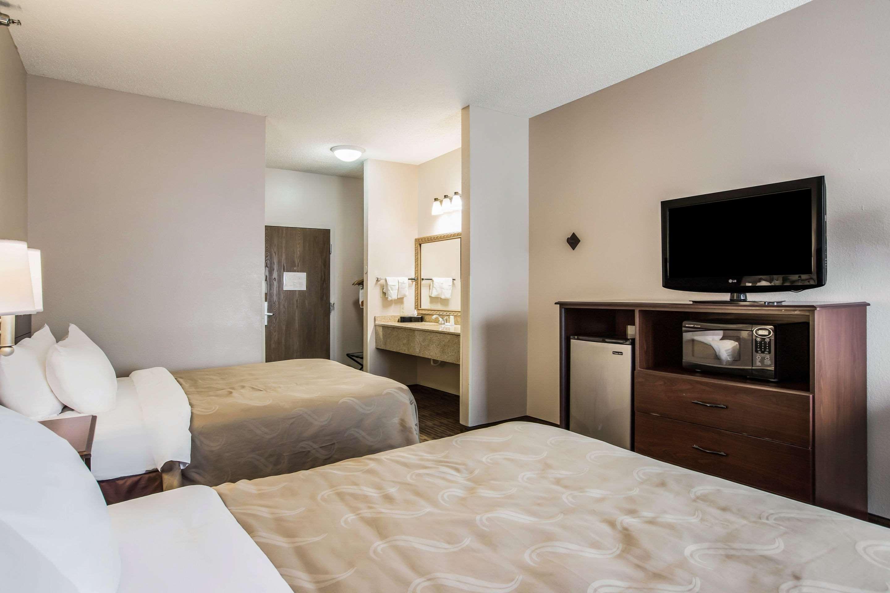 Quality Inn & Suites Lawrence - University Area Екстериор снимка