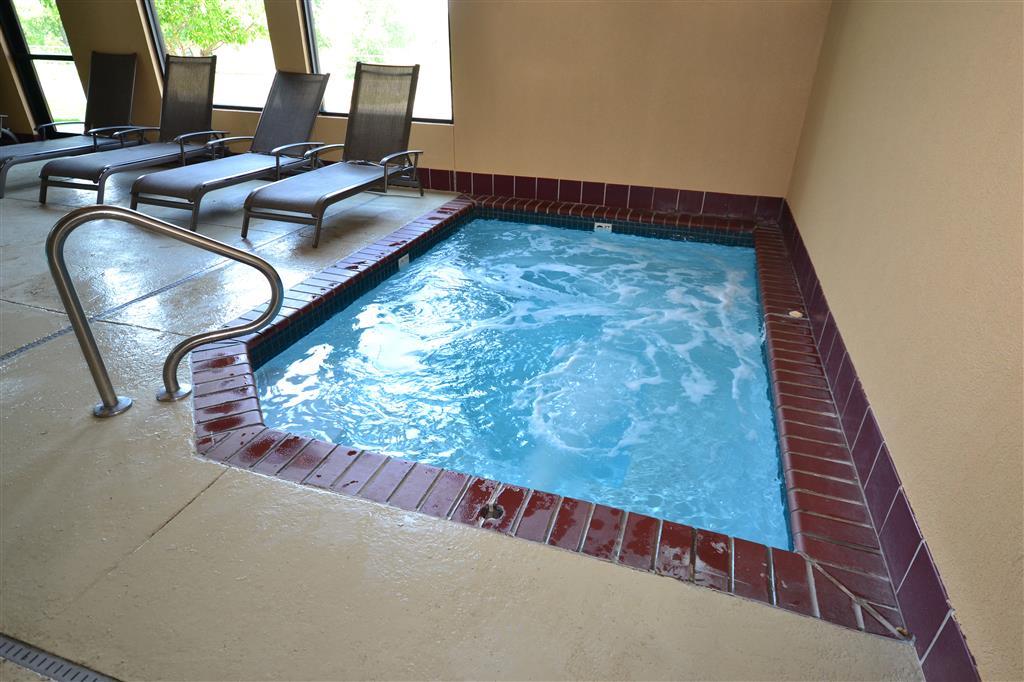 Quality Inn & Suites Lawrence - University Area Екстериор снимка