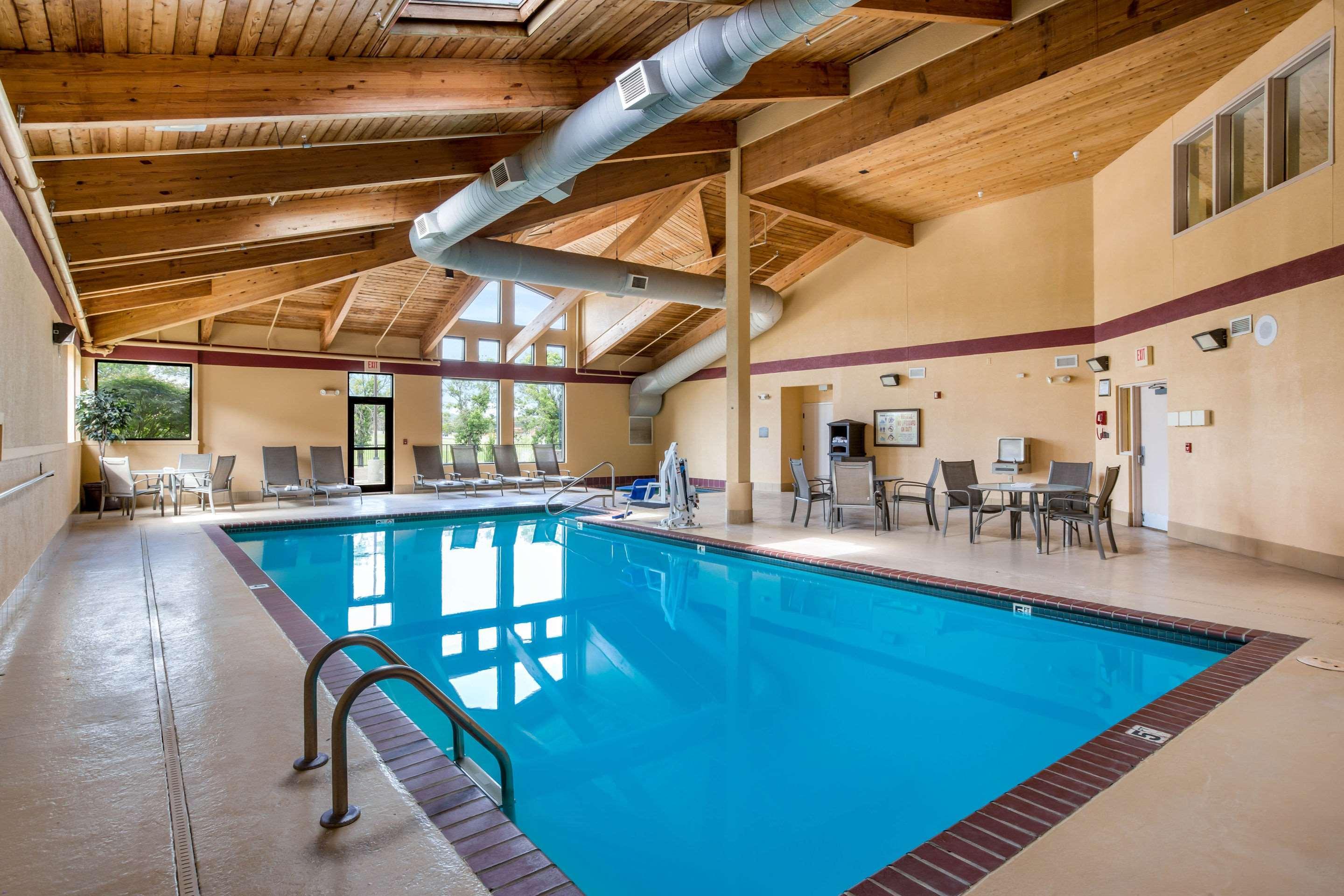 Quality Inn & Suites Lawrence - University Area Екстериор снимка