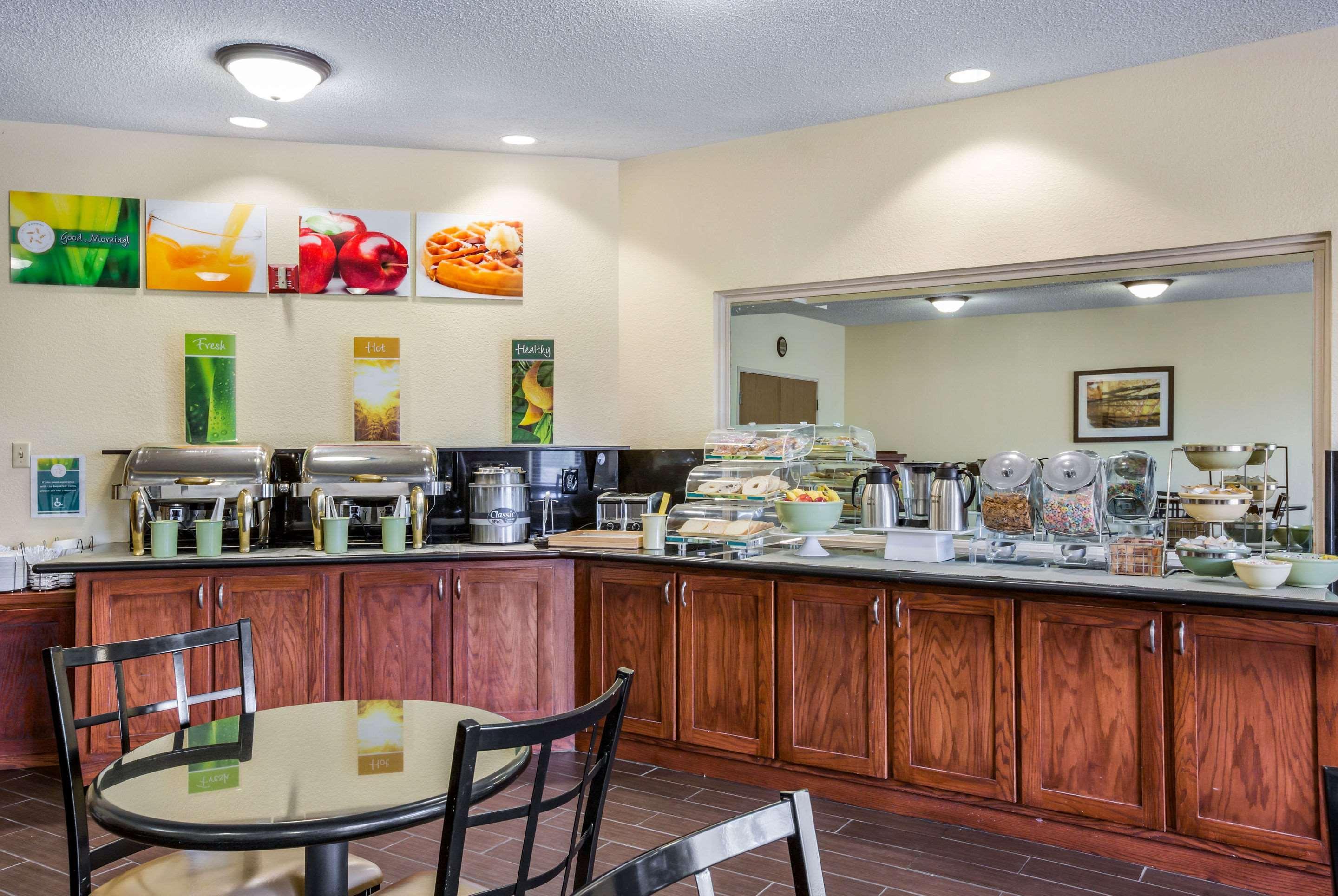 Quality Inn & Suites Lawrence - University Area Екстериор снимка
