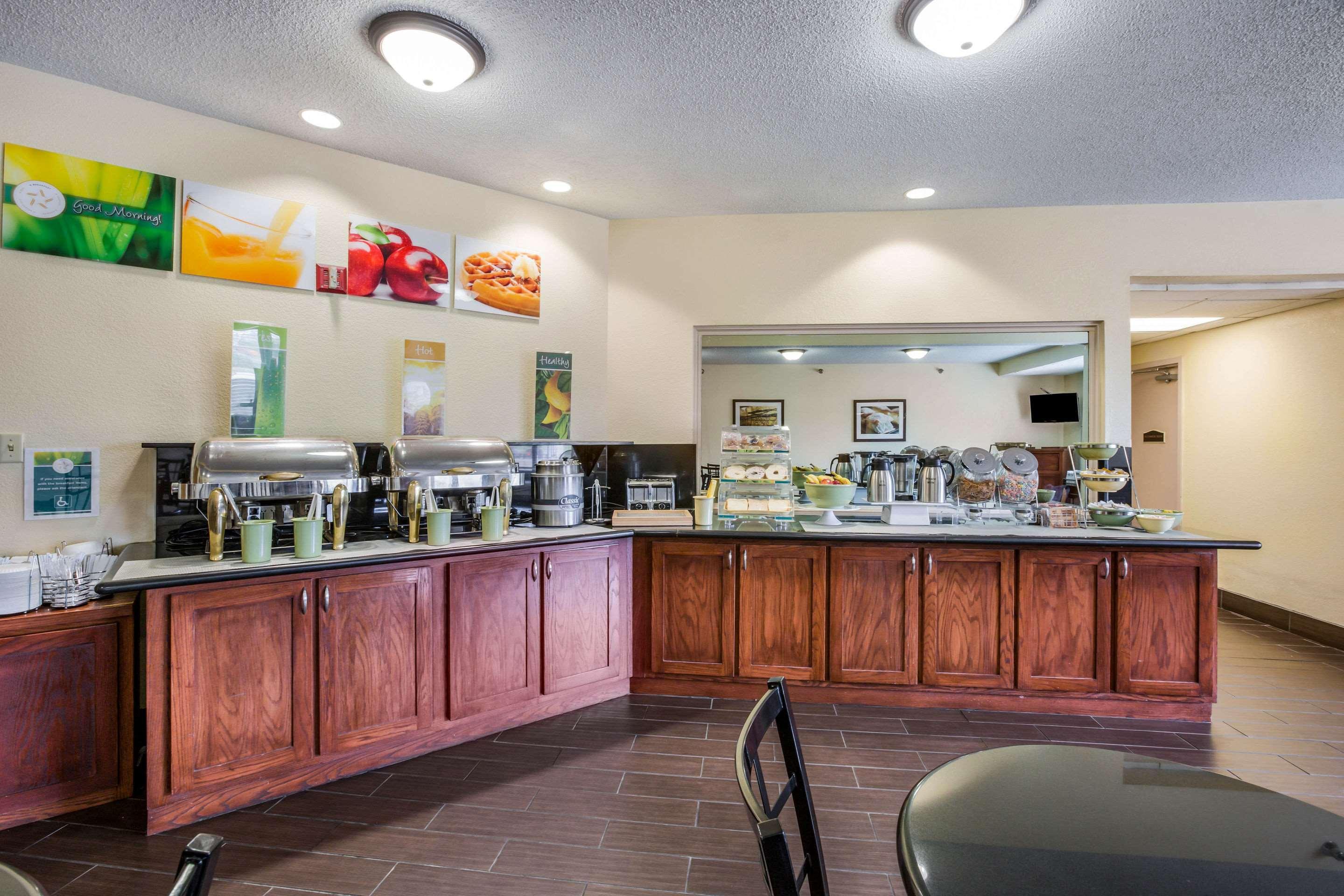 Quality Inn & Suites Lawrence - University Area Екстериор снимка