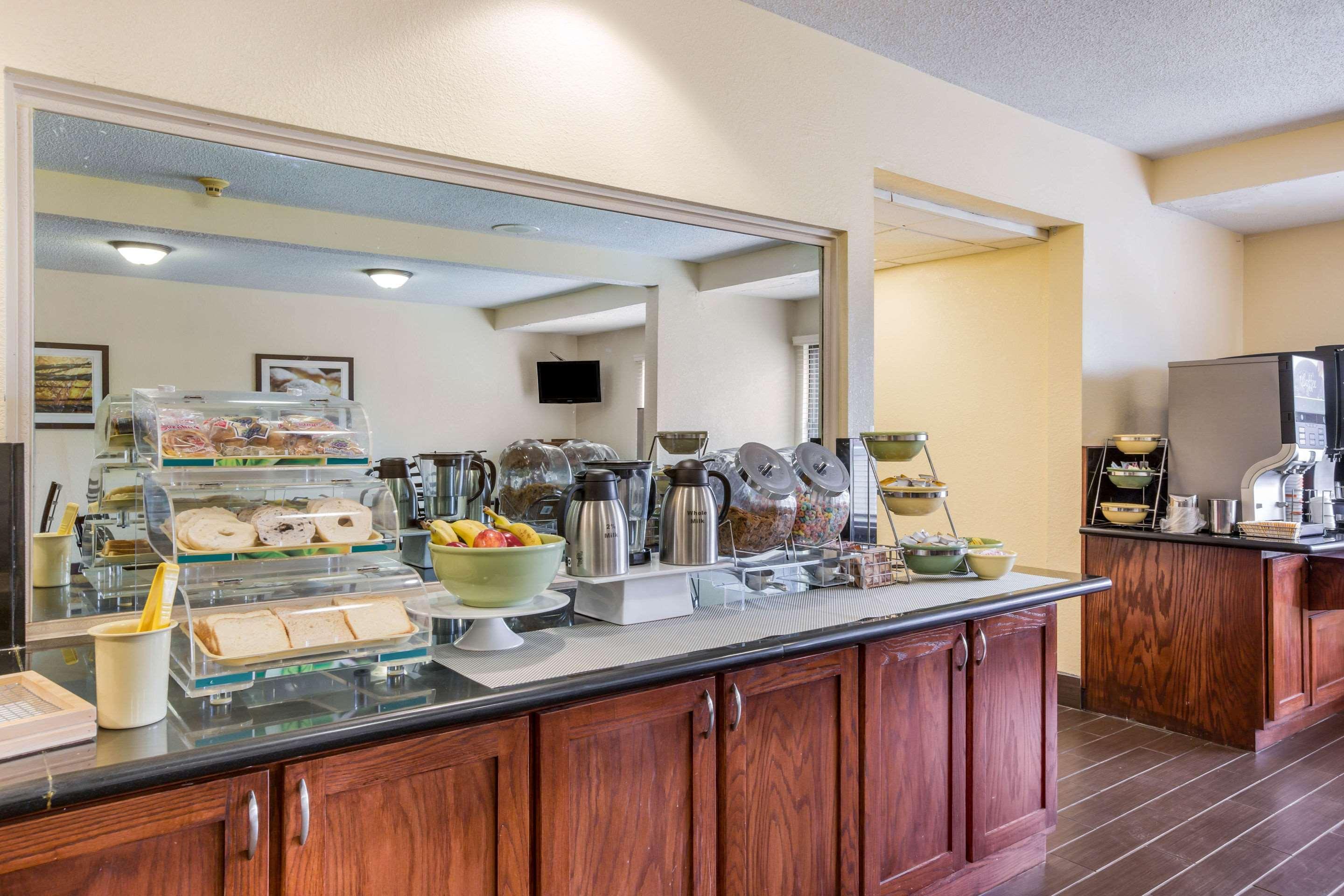 Quality Inn & Suites Lawrence - University Area Екстериор снимка