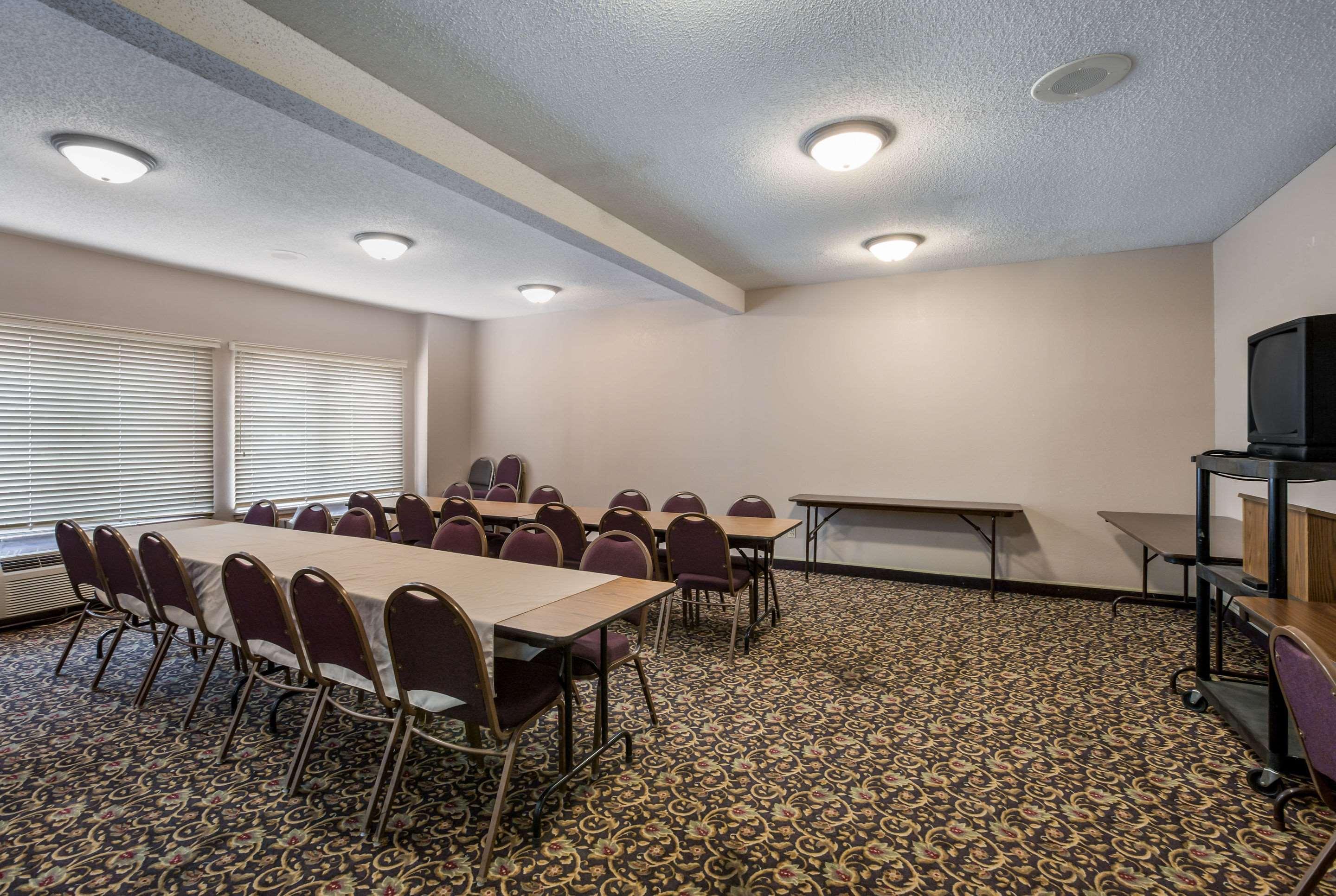 Quality Inn & Suites Lawrence - University Area Екстериор снимка