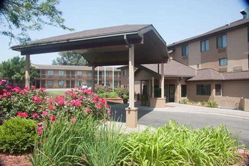 Quality Inn & Suites Lawrence - University Area Екстериор снимка