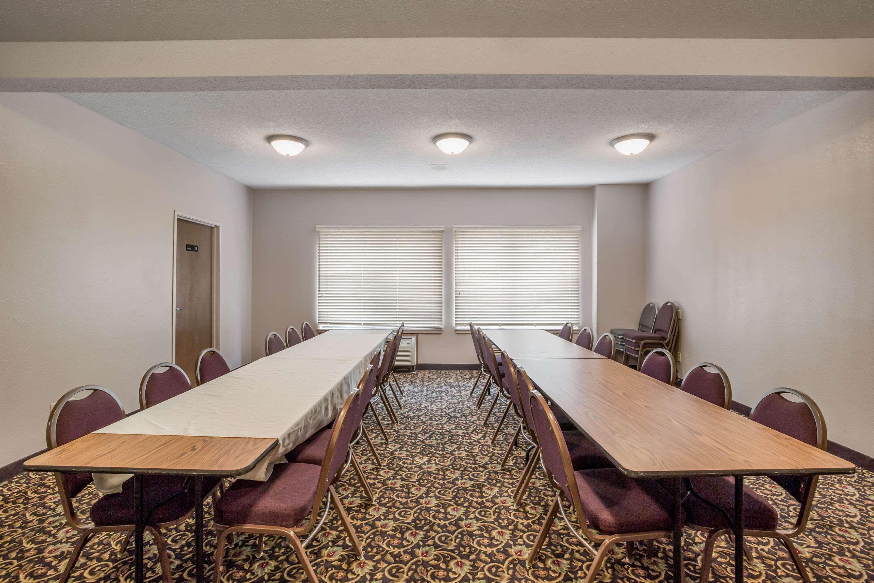 Quality Inn & Suites Lawrence - University Area Екстериор снимка