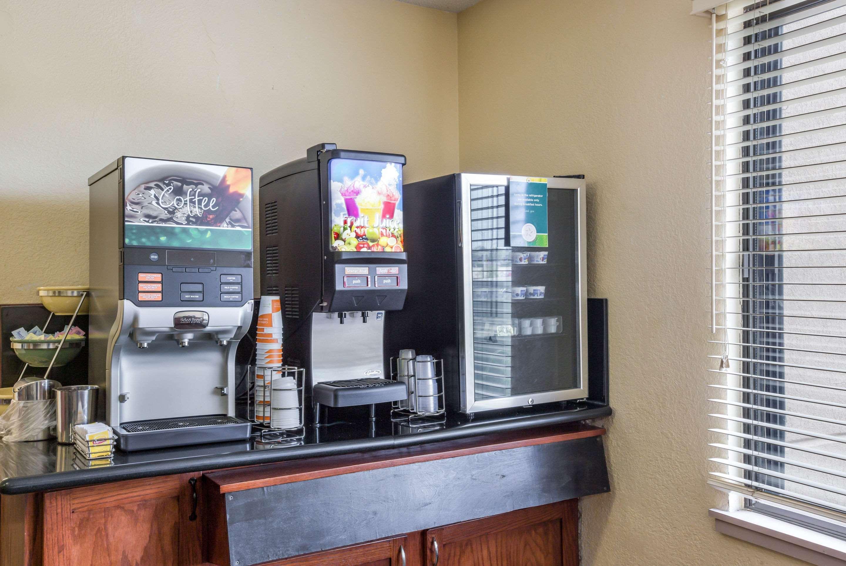 Quality Inn & Suites Lawrence - University Area Екстериор снимка