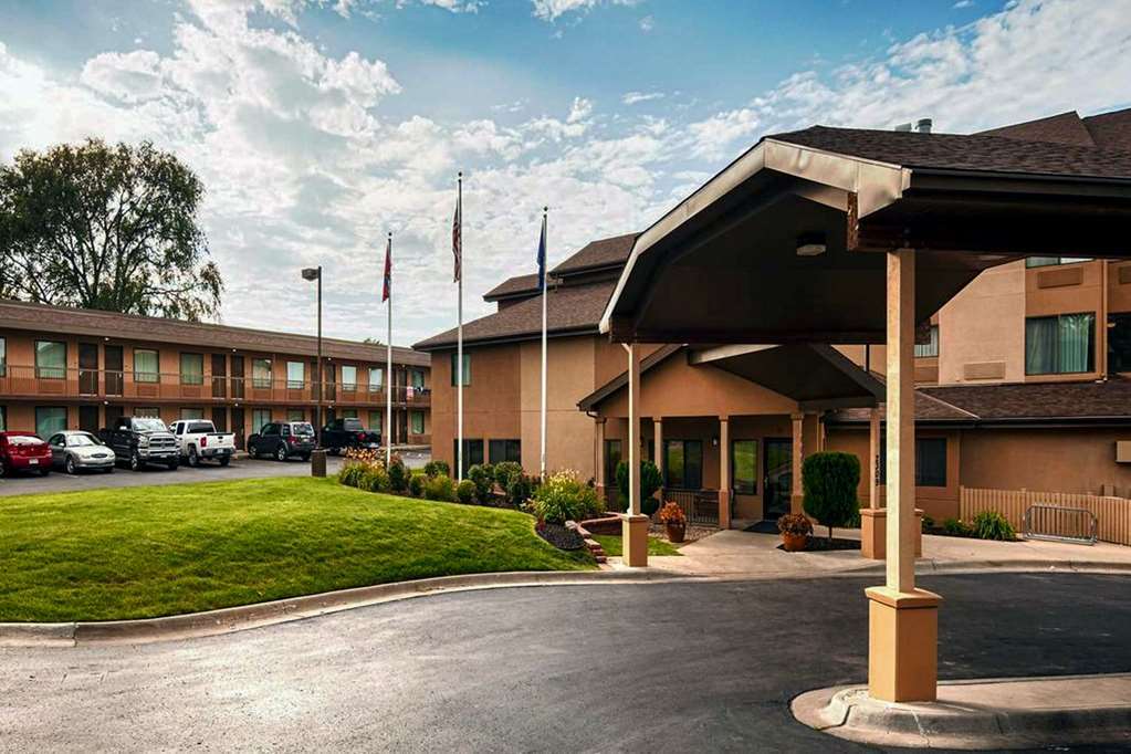Quality Inn & Suites Lawrence - University Area Екстериор снимка