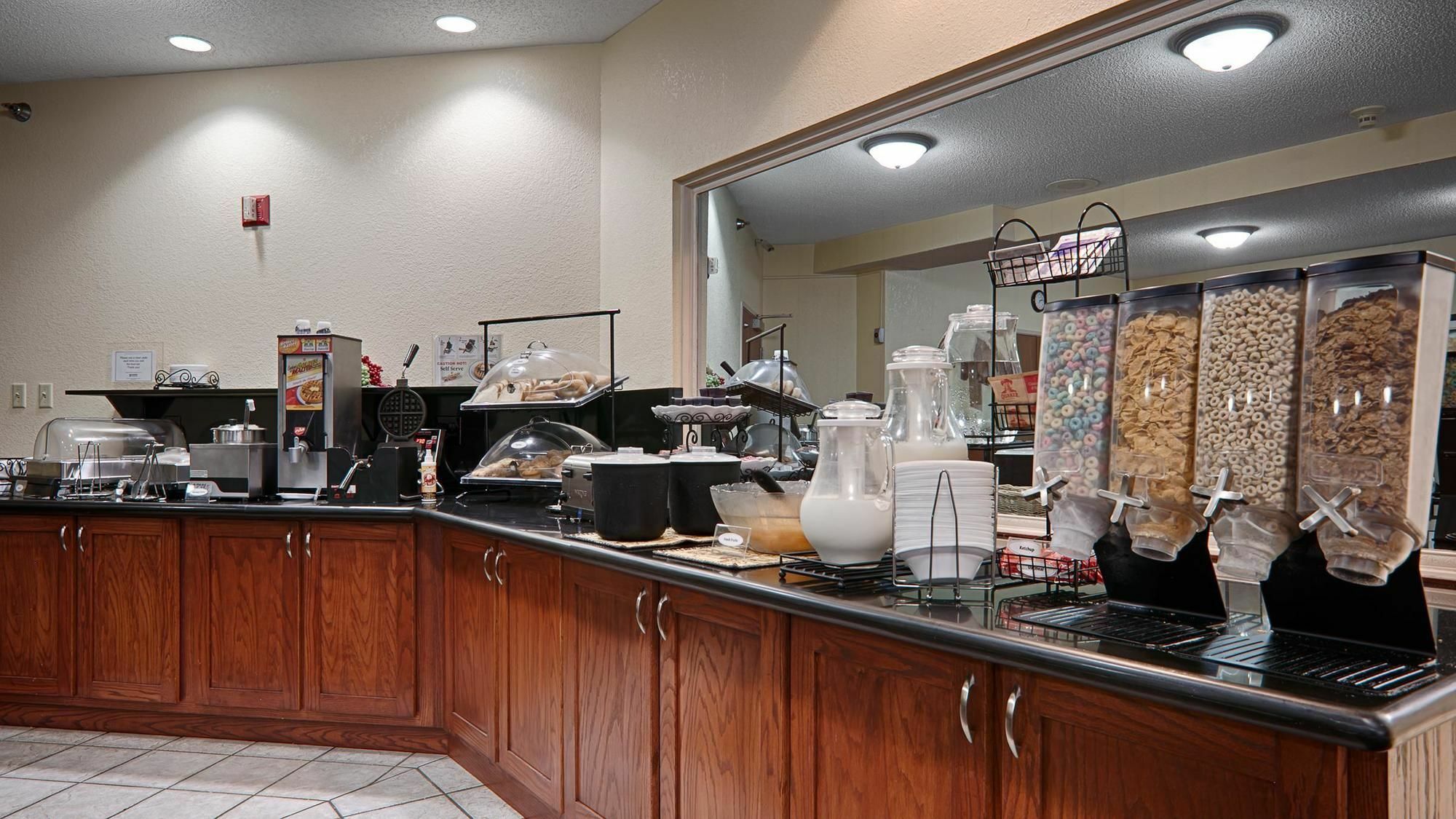 Quality Inn & Suites Lawrence - University Area Екстериор снимка