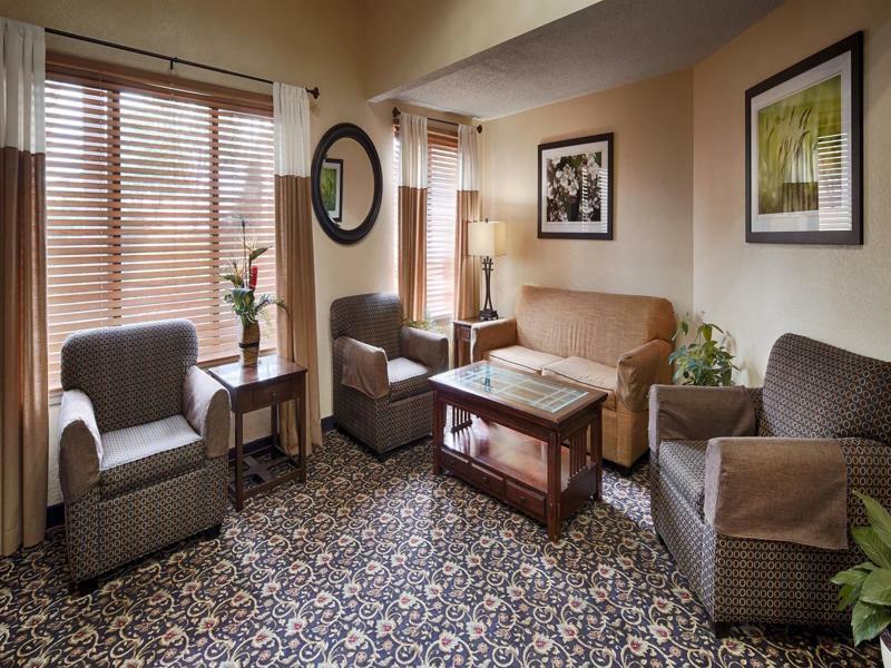 Quality Inn & Suites Lawrence - University Area Екстериор снимка