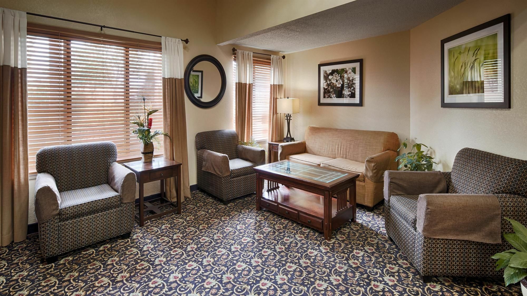Quality Inn & Suites Lawrence - University Area Екстериор снимка