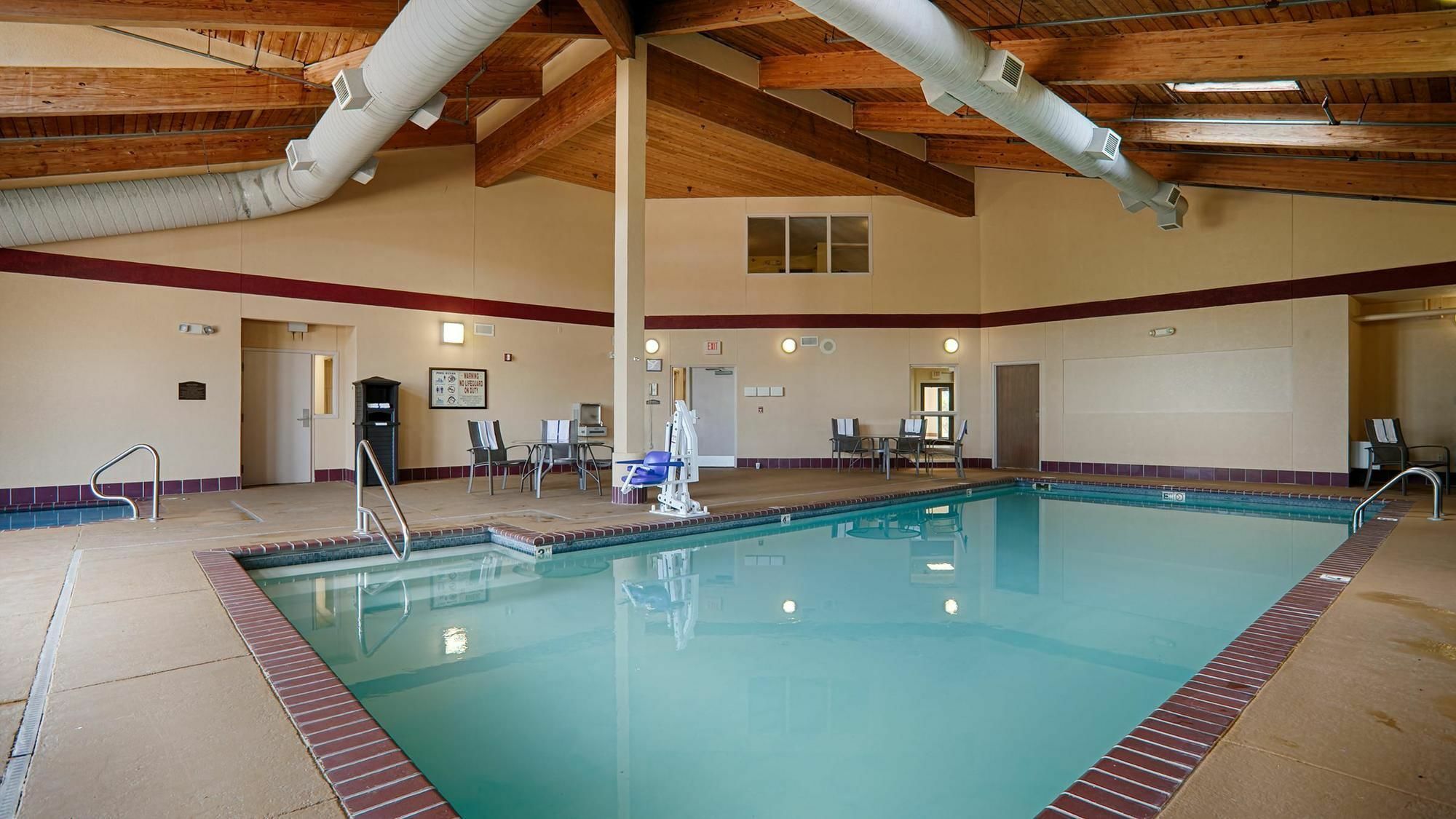 Quality Inn & Suites Lawrence - University Area Екстериор снимка