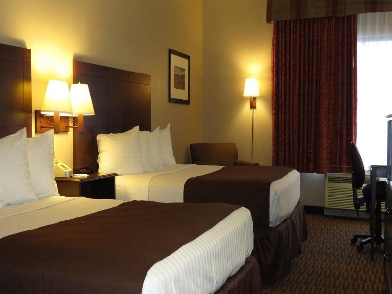 Quality Inn & Suites Lawrence - University Area Екстериор снимка