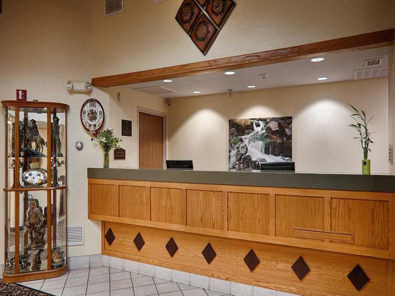 Quality Inn & Suites Lawrence - University Area Екстериор снимка