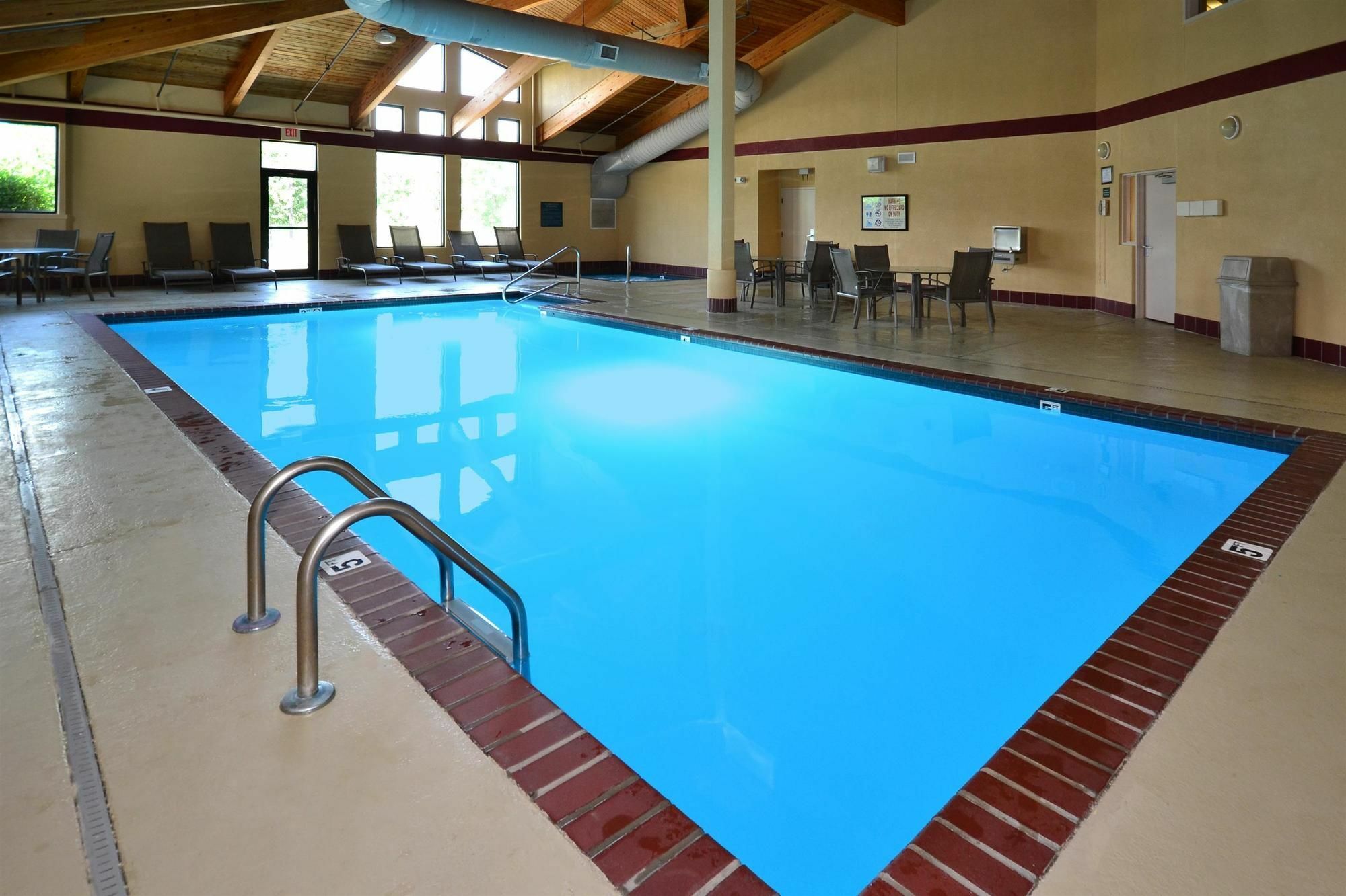Quality Inn & Suites Lawrence - University Area Екстериор снимка