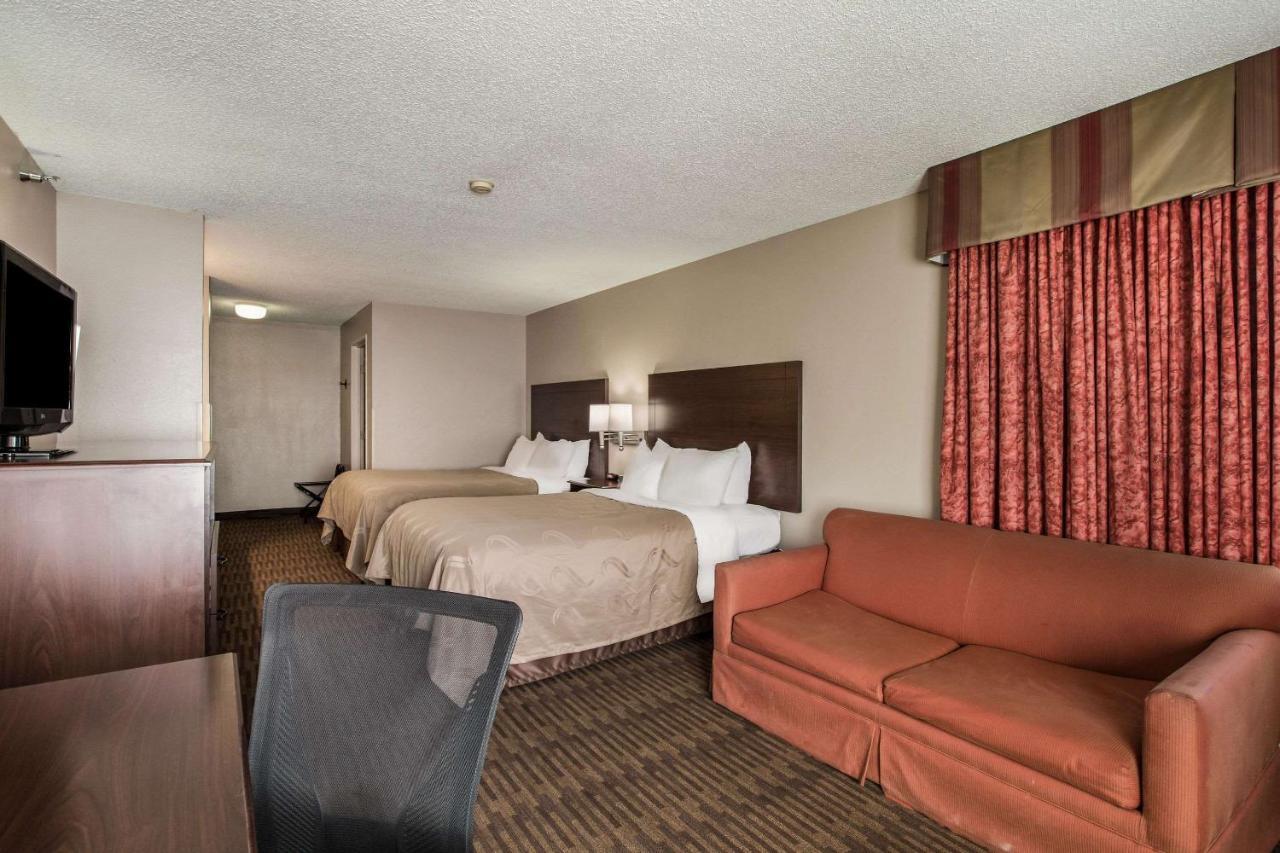 Quality Inn & Suites Lawrence - University Area Екстериор снимка